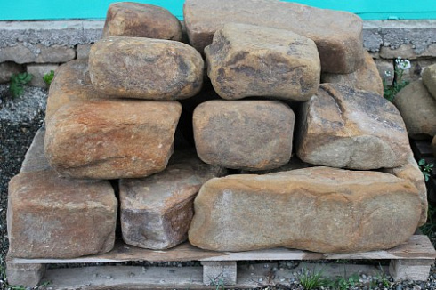 Kamenclub.ru: Песчаник для строительства и кладки (фр. 200-400 мм)  купить в Ростове-на-Дону песчаник бежевый серый рыжий желтый блоки для строительства из песчаника 6500 руб/т   фото КАМЕНЬ КЛУБ