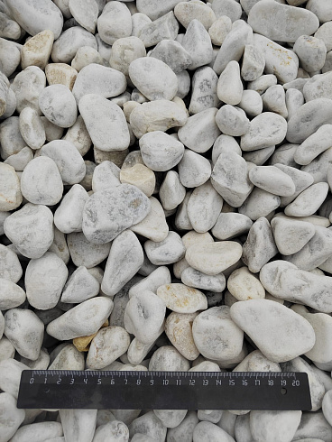 Kamenclub.ru: Мраморная крошка (щебень галтованный белый) фр.40-70 мм.  купить в Ростове-на-Дону мрамор белый молочный айвори окатанный округлый природный камень 17000 руб/т   фото КАМЕНЬ КЛУБ