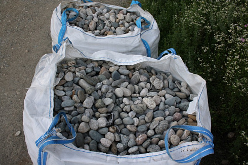 Kamenclub.ru: Галька речная окат (серая) фр.40-60 мм купить  в Ростове-на-Дону галька речная серый бежевый рыжий коричневый округлый речной камень 5000 руб/т   фото КАМЕНЬ КЛУБ