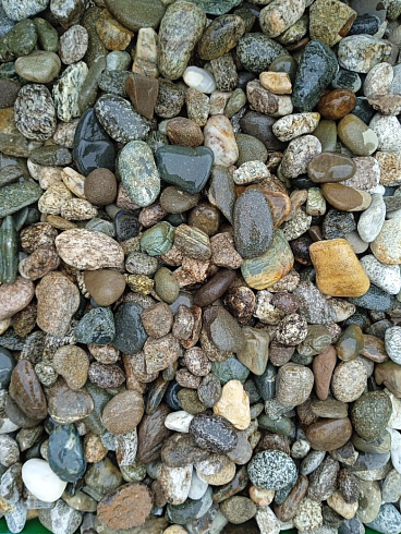 Kamenclub.ru: Галька горная речная окат (цветная) фр. 20-40 мм. купить  в Ростове-на-Дону галька речная серый синий бежевый белый окатанная речная галька ландшафтная 6800 руб/т   фото КАМЕНЬ КЛУБ
