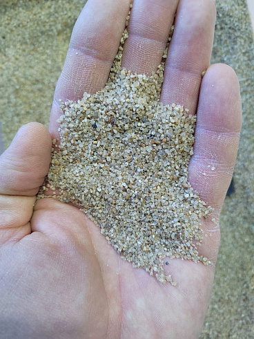 Кварцевый песок для площадок фр. 0,6-1,2 мм.  купить в Ростове-на-Дону фото Камень Клуб