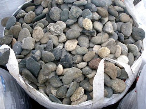 Kamenclub.ru: Галька речная плоская (ассорти) фр. 70-150 мм. купить  в Ростове-на-Дону галька галечник серый белый темно-серый синий светло-серый плоская природная галька  9000 руб/т   фото КАМЕНЬ КЛУБ