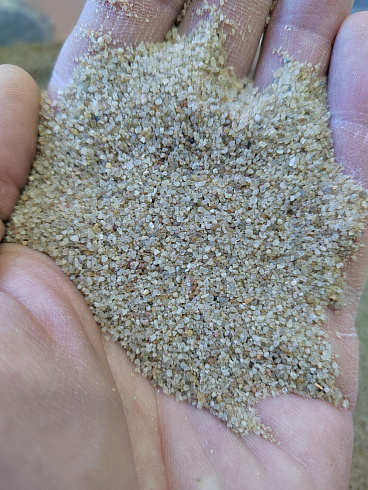 Кварцевый песок для площадок фр. 0,3 - 1 мм.  купить в Ростове-на-Дону фото Камень Клуб