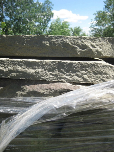 Kamenclub.ru: Песчаник пластушка серо-зеленый (1,5 см)  купить в Ростове-на-Дону плитняк - пластушка серо-зеленый, серый, зеленый пластушка рваная ландшафтная колотая 10200 руб/м3   фото КАМЕНЬ КЛУБ