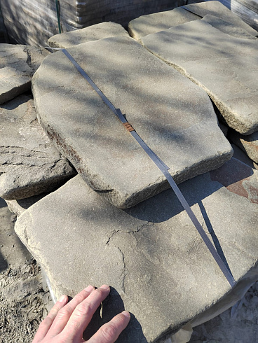 Kamenclub.ru: Песчаник пластушка светло-серый (3,0 см)  купить в Ростове-на-Дону песчаник светло-серый, серый песчаник рваный ландшафтный колотый 13800 руб/м3   фото КАМЕНЬ КЛУБ