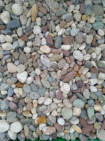 Kamenclub.ru: Галька горная речная окат (цветная) фр. 20-40 мм. купить  в Ростове-на-Дону галька речная серый синий бежевый белый окатанная речная галька ландшафтная 6800 руб/т   фото КАМЕНЬ КЛУБ