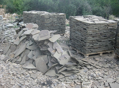 Kamenclub.ru: Песчаник пластушка серо-зеленый (1,5 см)  купить в Ростове-на-Дону плитняк - пластушка серо-зеленый, серый, зеленый пластушка рваная ландшафтная колотая 10200 руб/м3   фото КАМЕНЬ КЛУБ