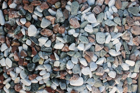 Kamenclub.ru: Мраморная крошка (щебень галтованный микс:белый-зеленый-розовый) фр.20-40 мм.  купить в Ростове-на-Дону мрамор белый, зеленый, розовый мрамор декоративный (галтовка) 15500 руб/т   фото КАМЕНЬ КЛУБ