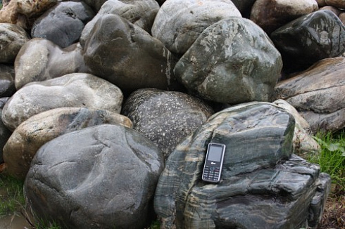 Kamenclub.ru: Речной валун Кабанчик фр.300-500 мм.  купить в Ростове-на-Дону крупный природный камень галька серый, темно-серый речной валун галечник масштабный 7000 руб/т   фото КАМЕНЬ КЛУБ