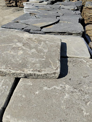 Kamenclub.ru: Песчаник пластушка светло-серый (3,0 см)  купить в Ростове-на-Дону песчаник светло-серый, серый песчаник рваный ландшафтный колотый 13800 руб/м3   фото КАМЕНЬ КЛУБ