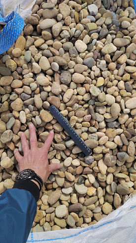 Kamenclub.ru: Галька речная окат рыжая фр. 20-40 мм. купить  в Ростове-на-Дону галька речная окатанная рыжая желтая серая округлая речная галька 5000 руб/т   фото КАМЕНЬ КЛУБ