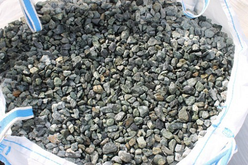 Kamenclub.ru: Щебень крошка зеленый (змеевик) фр. 20-40 мм.  купить в Ростове-на-Дону мрамор зеленый, салатовый ландшафтная мраморная крошка 8500 руб/т   фото КАМЕНЬ КЛУБ