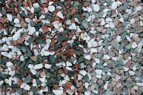 Kamenclub.ru: Мраморная крошка (щебень крошка микс: белый-зеленый-розовый) фр. 10-20 мм.  купить в Ростове-на-Дону мрамор белый, зеленый, розовый декоративный ландшафтный колотый щебень 12000 руб/т   фото КАМЕНЬ КЛУБ