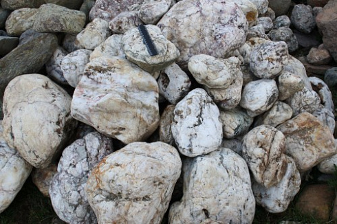 Kamenclub.ru: Кварцевый валунчик фр.100-300 мм.  купить в Ростове-на-Дону кварц белый, бежевый молочный рыжий крупный природный камень галечник 7850 руб/т   фото КАМЕНЬ КЛУБ