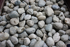 Kamenclub.ru: Речной валун (Ассорти) фр.100-300 мм.  купить в Ростове-на-Дону галечник серый, темно-серый, светло-серый речная галька крупных размеров 4200 руб/т   фото КАМЕНЬ КЛУБ