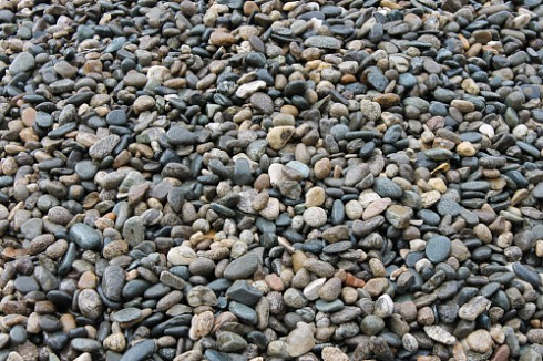 Kamenclub.ru: Галька горная речная окат (цветная) фр. 20-40 мм. купить  в Ростове-на-Дону галька речная серый синий бежевый белый окатанная речная галька ландшафтная 6800 руб/т   фото КАМЕНЬ КЛУБ