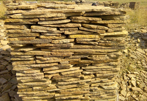 Kamenclub.ru: Песчаник пластушка желтый с разводом под дерево (2 см)  купить в Ростове-на-Дону плитняк желтый с разводами, желтый, рыжий, серый песчаник пластушка рваная ландшафтная 11 000 руб/м3   фото КАМЕНЬ КЛУБ