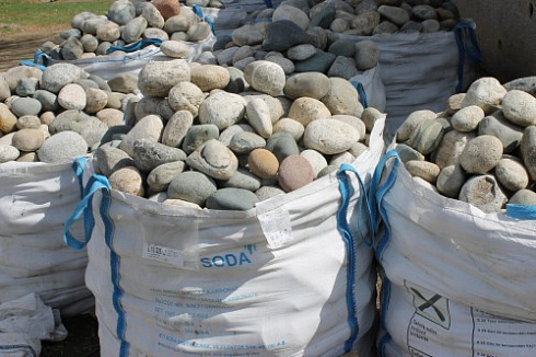 Kamenclub.ru: Речной валун (Ассорти) фр.100-300 мм.  купить в Ростове-на-Дону галечник серый, темно-серый, светло-серый речная галька крупных размеров 4200 руб/т   фото КАМЕНЬ КЛУБ