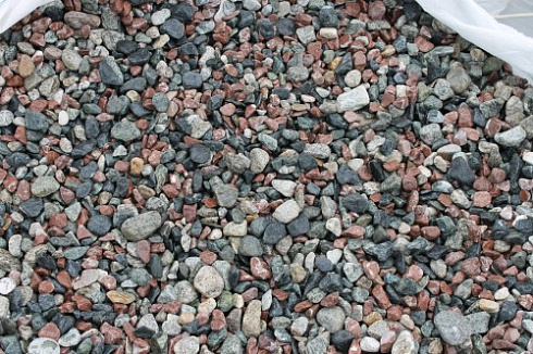 Kamenclub.ru: Мраморная крошка (щебень галтованный микс:: серый-зеленый-розовый) фр.10-20 мм.  купить в Ростове-на-Дону мрамор серый, зеленый, розовый щебень окатанный округлый декоративный ландшафтный 15500 руб/т   фото КАМЕНЬ КЛУБ