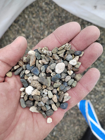 Kamenclub.ru: Галька речная окат (серая) фр.5-10 мм купить  в Ростове-на-Дону галька речная серая, серый, темно-серый, светло-серый, коричневый речная окатанная галька декоративная ландшатфная 5000 руб/т   фото КАМЕНЬ КЛУБ