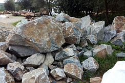 Kamenclub.ru: Гранит скальник (серо-зеленый) фр. 500-1500 мм.  купить в Ростове-на-Дону гранит мрамор  серый зеленый темно-серый глыба скальная колотая ландшафтная 7 500 руб/т   фото КАМЕНЬ КЛУБ