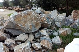 Kamenclub.ru: Гранит скальник (серо-зеленый) фр. 500-1500 мм.  купить в Ростове-на-Дону гранит мрамор  серый зеленый темно-серый глыба скальная колотая ландшафтная 7 500 руб/т   фото КАМЕНЬ КЛУБ