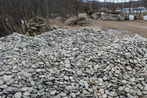 Kamenclub.ru: Галька речная плоская (ассорти) фр. 100-200-300 мм. купить  в Ростове-на-Дону галька плоская разноцветная серый белый темно-серый синий речная галька ландшафтная 8000 руб/т   фото КАМЕНЬ КЛУБ