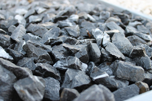 Kamenclub.ru: Щебень крошка черный (мрамор) фр. 40-70 мм.  купить в Ростове-на-Дону мрамор черный с белыми прожилками, черный, белый декоративный щебень 11000 руб/т   фото КАМЕНЬ КЛУБ