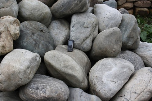 Kamenclub.ru: Речной валун Кабанчик фр.300-500 мм.  купить в Ростове-на-Дону крупный природный камень галька серый, темно-серый речной валун галечник масштабный 7000 руб/т   фото КАМЕНЬ КЛУБ