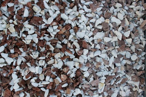 Kamenclub.ru: Мраморная крошка (щебень крошка микс: белый-розовый) фр. 10-20 мм.  купить в Ростове-на-Дону мрамор белый, розовый каменный декоративный ландшафтный щебень 12000 руб/т   фото КАМЕНЬ КЛУБ